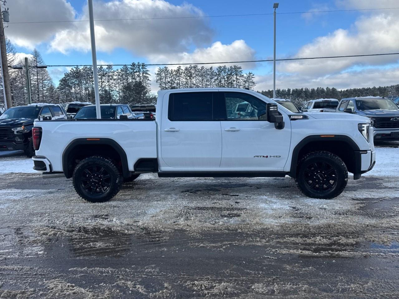 2026 GMC SIERRA 2500HD Crew Cab Standard Box 4-Wheel Drive AT4 Photo3