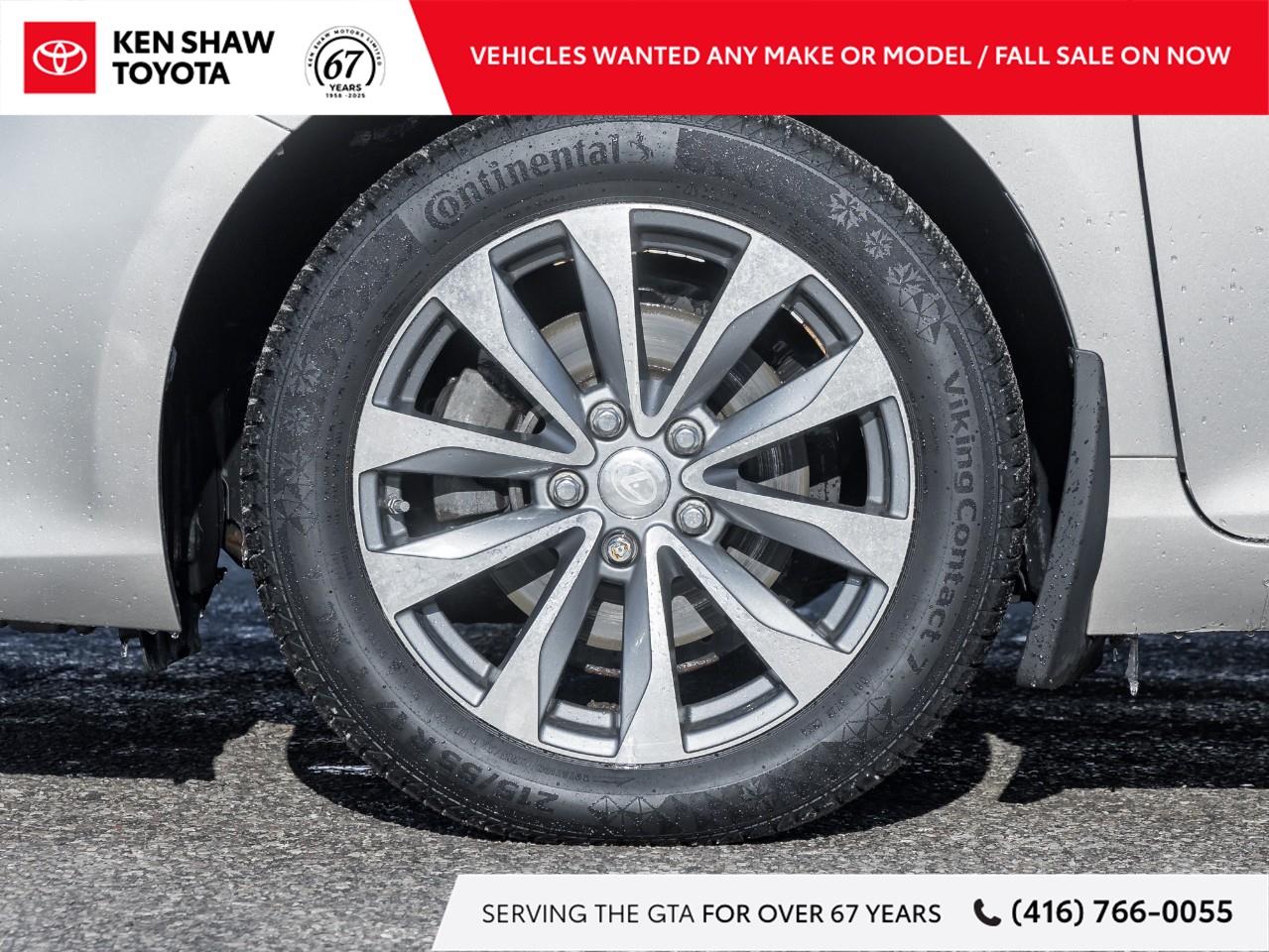 2017 Toyota Camry Hybrid XLE 4dr Sedan Photo4