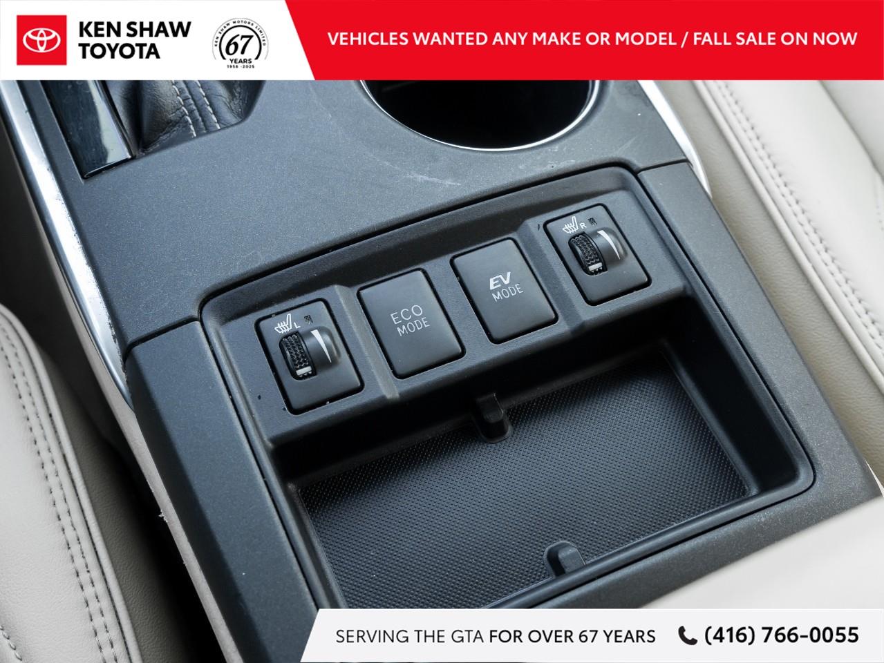 2017 Toyota Camry Hybrid XLE 4dr Sedan Photo