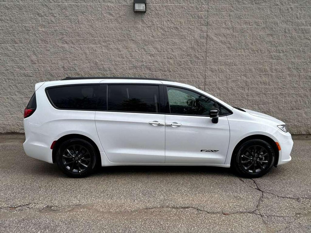2026 Chrysler Pacifica Select Front-Wheel Drive Passenger Van Photo3
