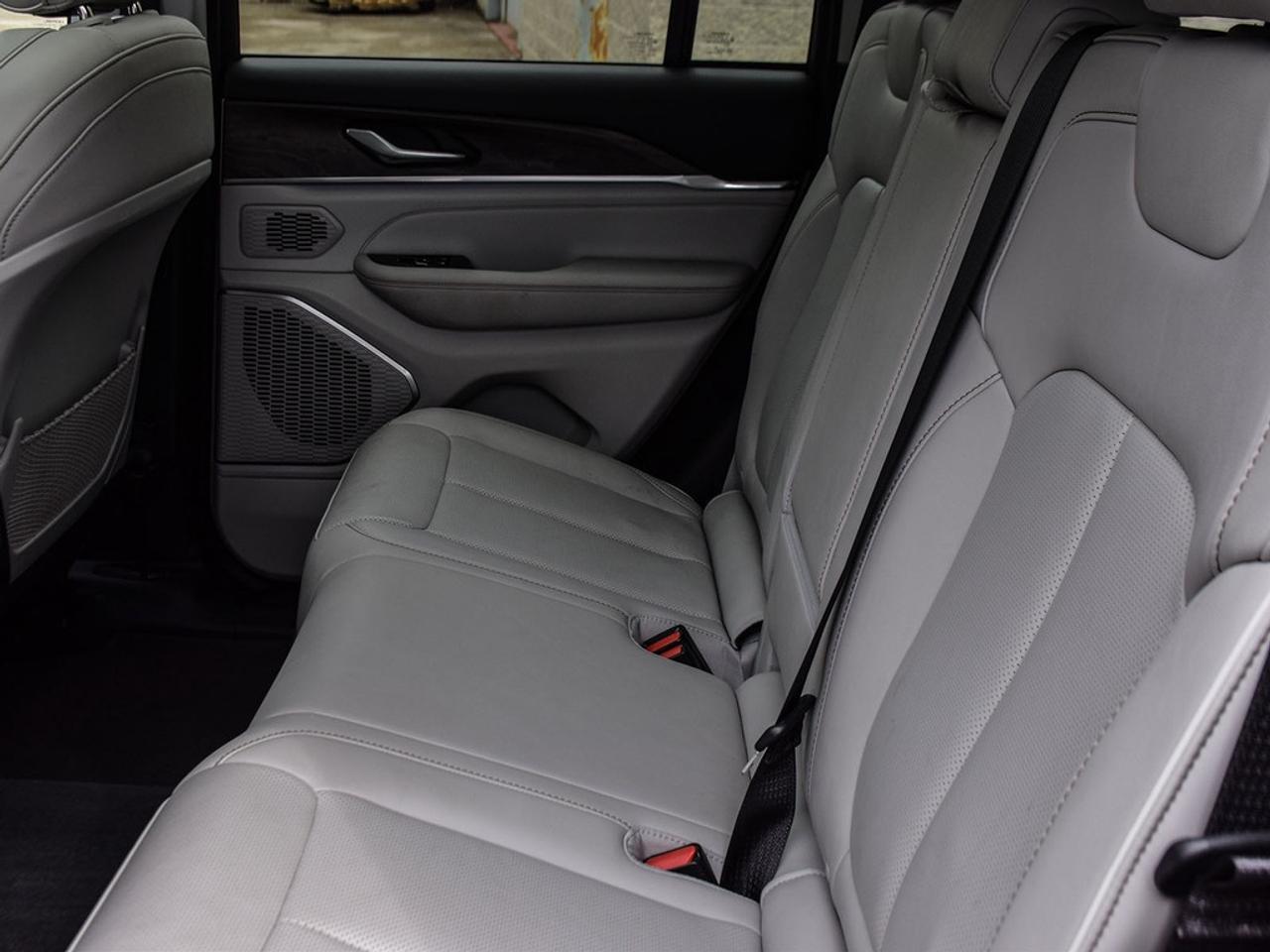 2023 Jeep Grand Cherokee 4xe Overland 4dr 4x4 Photo