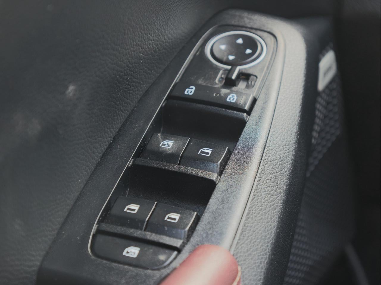 2023 Kia Seltos SX AWD   HUD   Burgundy Leather   Cooled Seat Photo