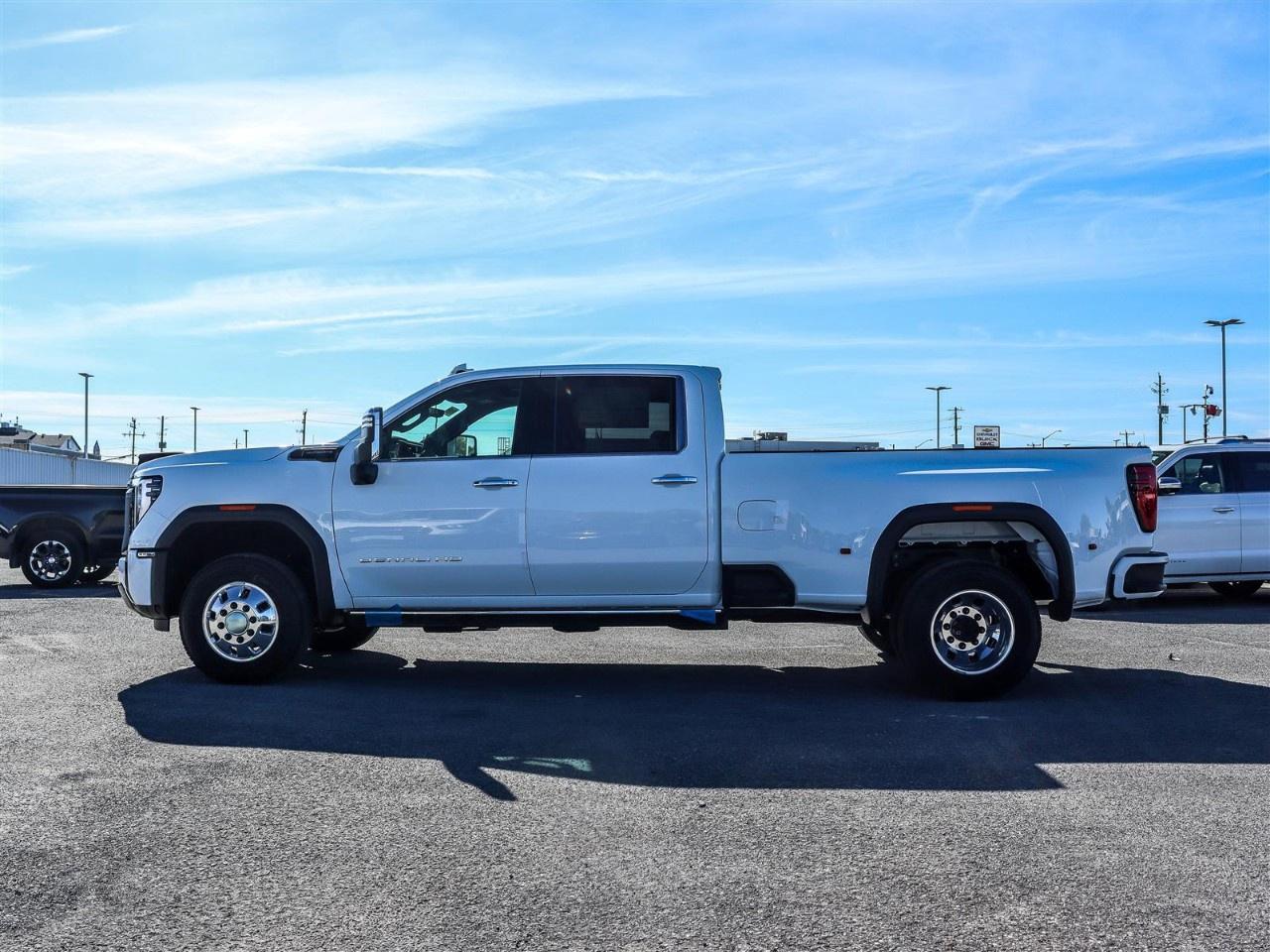 2026 GMC Sierra 3500HD 4WD Crew Cab Long Box Denali Ultimate Photo2