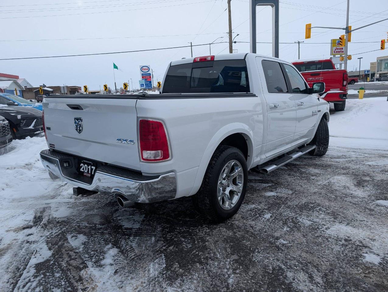 2017 RAM 1500 4WD Crew Cab 5.7 Ft Box Laramie Photo4