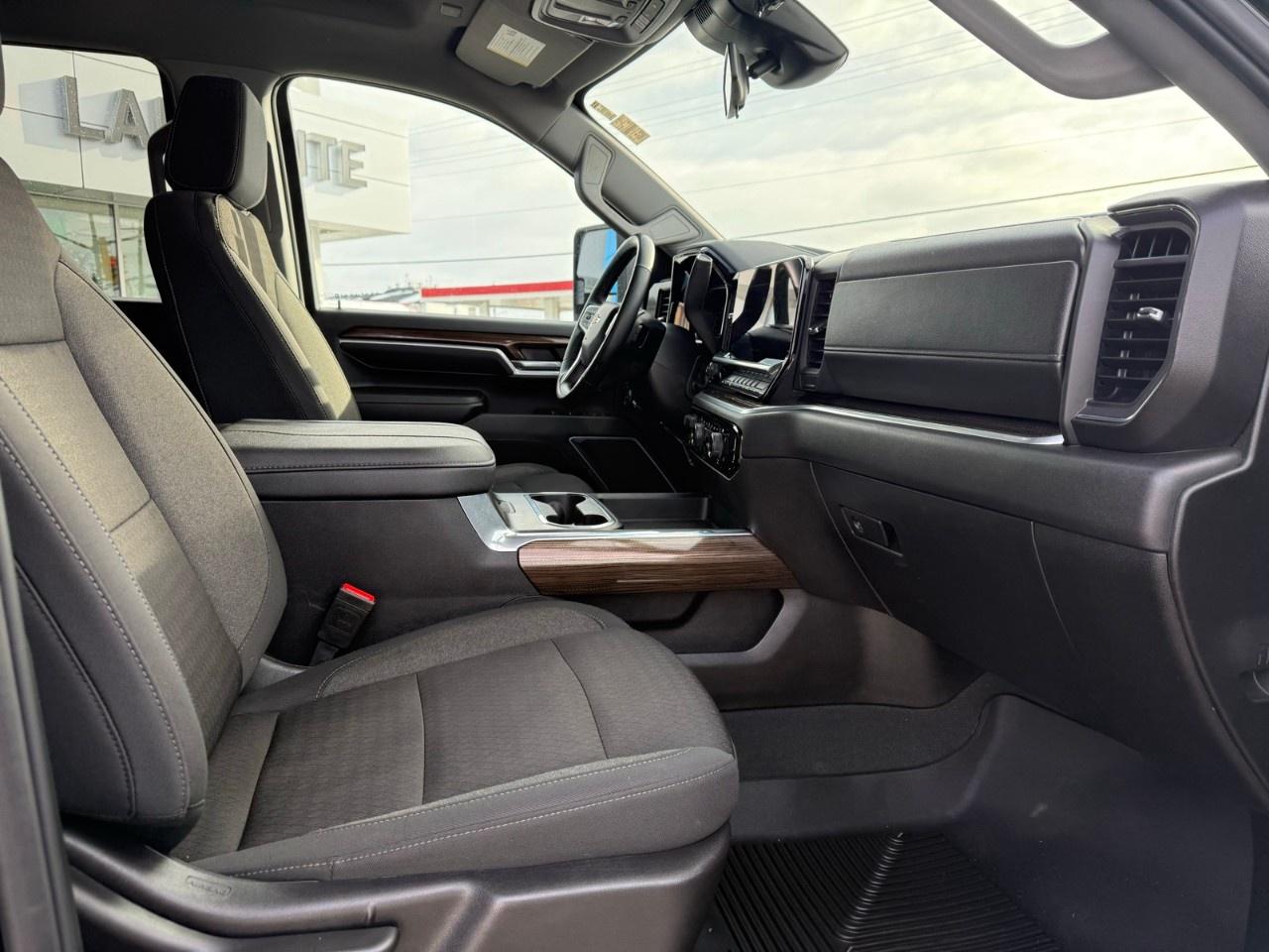 2024 Chevrolet SILVERADO 2500HD 4WD Crew Cab Standard Box LT Photo