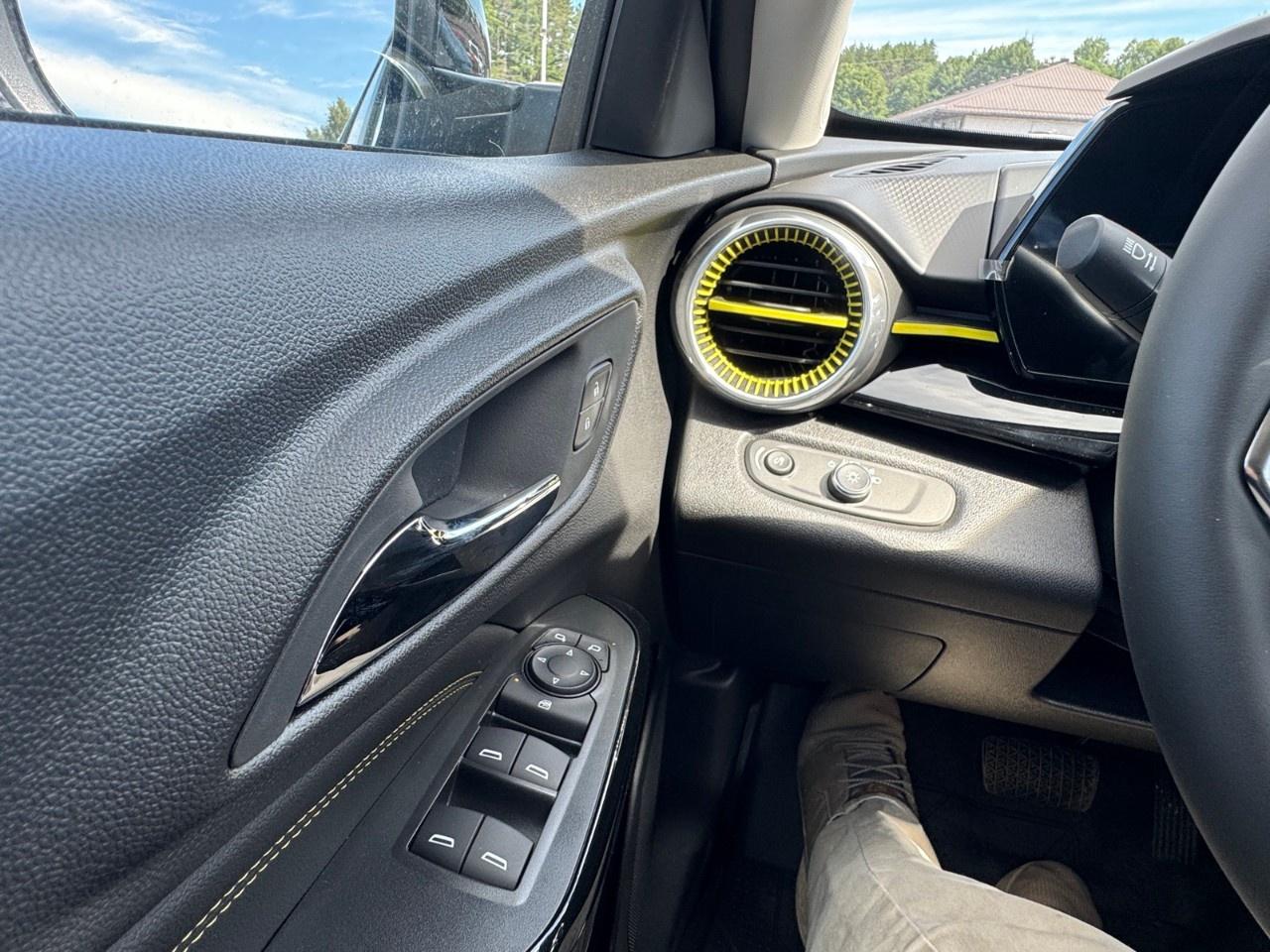 2025 Chevrolet Trax FWD 4dr ACTIV Photo