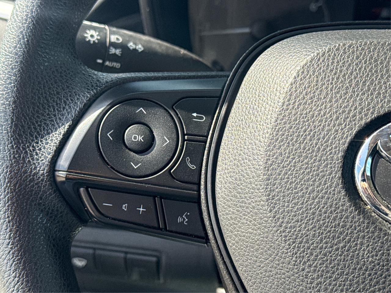 2023 Toyota Corolla LE CLEAN LOW KM MUST SEE WE FINANCE ALL CREDIT! Photo