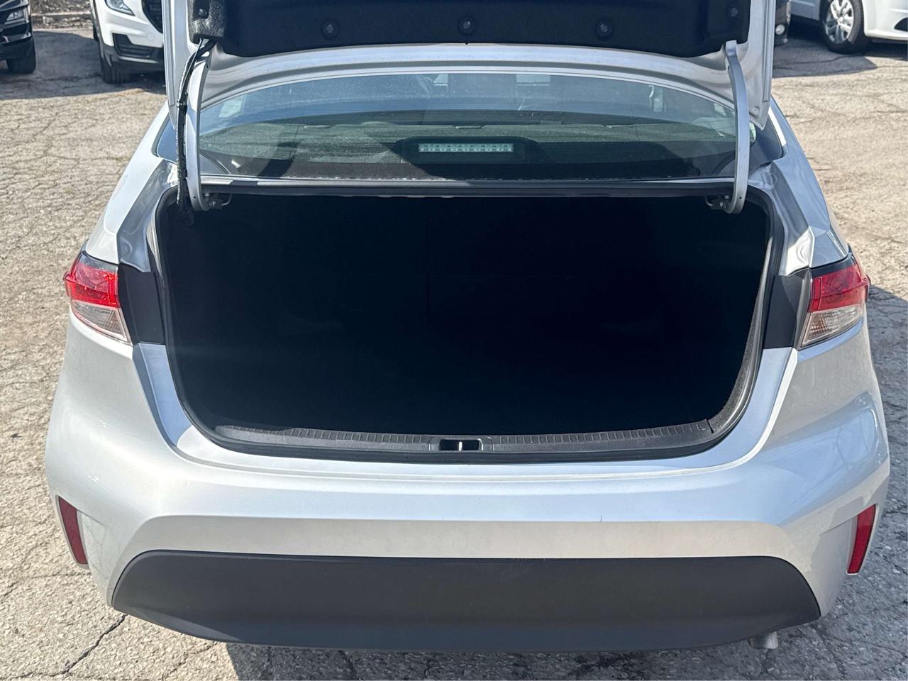 2023 Toyota Corolla LE CLEAN LOW KM MUST SEE WE FINANCE ALL CREDIT! Photo
