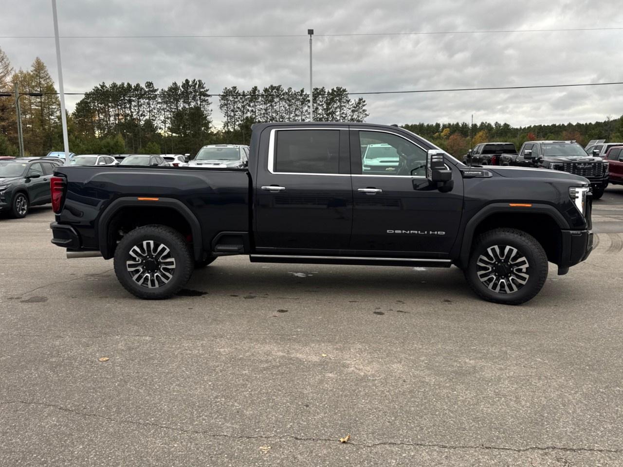 2025 GMC SIERRA 2500HD 4WD Crew Cab Standard Box Denali Ultimate Photo3