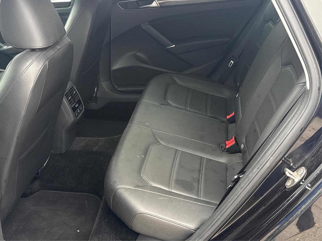 2018 Volkswagen Passat LEATHER SUNROOF HEATED SEATS WE FINANCE ALL CREDIT Photo