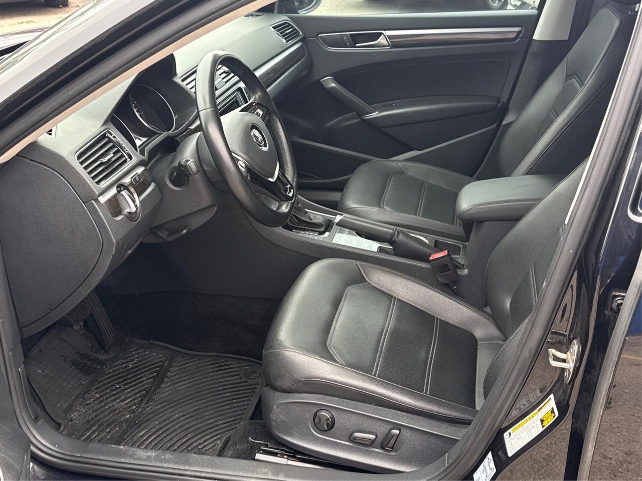 2018 Volkswagen Passat LEATHER SUNROOF HEATED SEATS WE FINANCE ALL CREDIT Photo