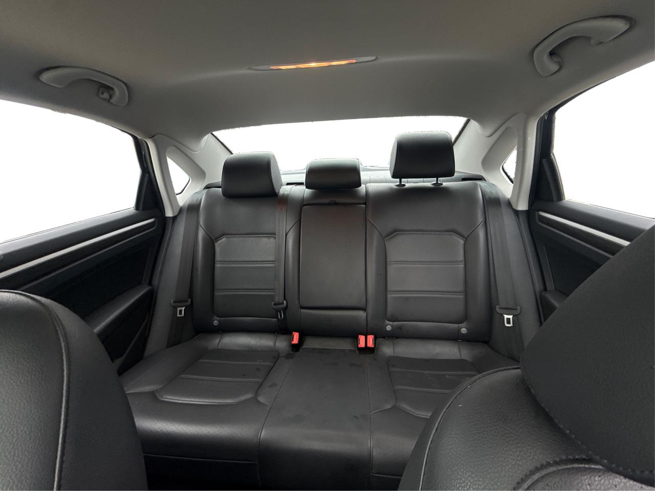 2018 Volkswagen Passat LEATHER SUNROOF HEATED SEATS WE FINANCE ALL CREDIT Photo