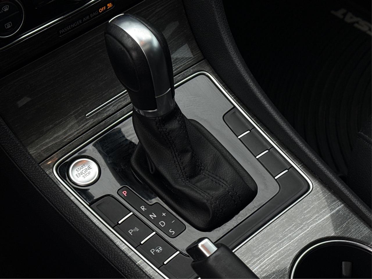 2018 Volkswagen Passat LEATHER SUNROOF HEATED SEATS WE FINANCE ALL CREDIT Photo