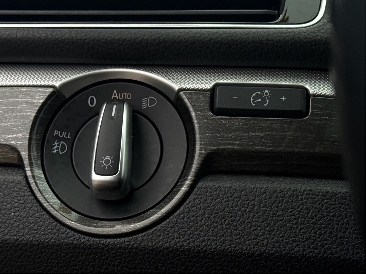 2018 Volkswagen Passat LEATHER SUNROOF HEATED SEATS WE FINANCE ALL CREDIT Photo