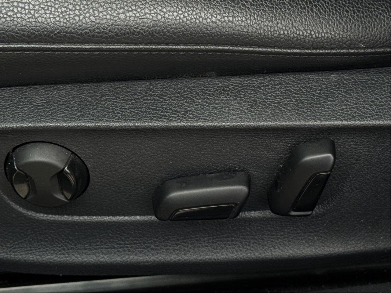 2018 Volkswagen Passat LEATHER SUNROOF HEATED SEATS WE FINANCE ALL CREDIT Photo