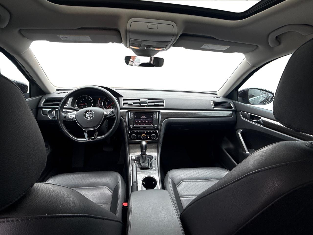 2018 Volkswagen Passat LEATHER SUNROOF HEATED SEATS WE FINANCE ALL CREDIT Photo