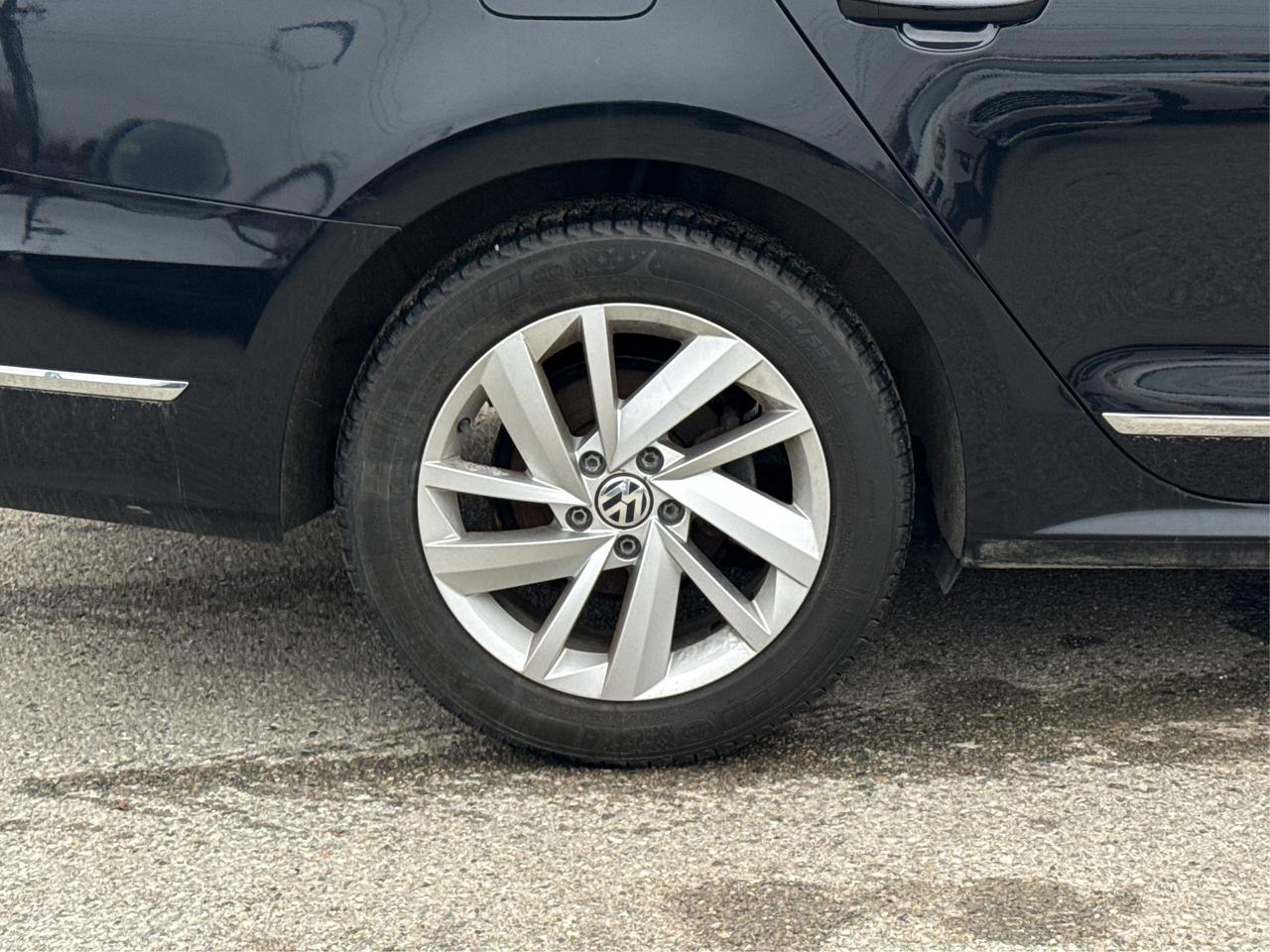 2018 Volkswagen Passat LEATHER SUNROOF HEATED SEATS WE FINANCE ALL CREDIT Photo