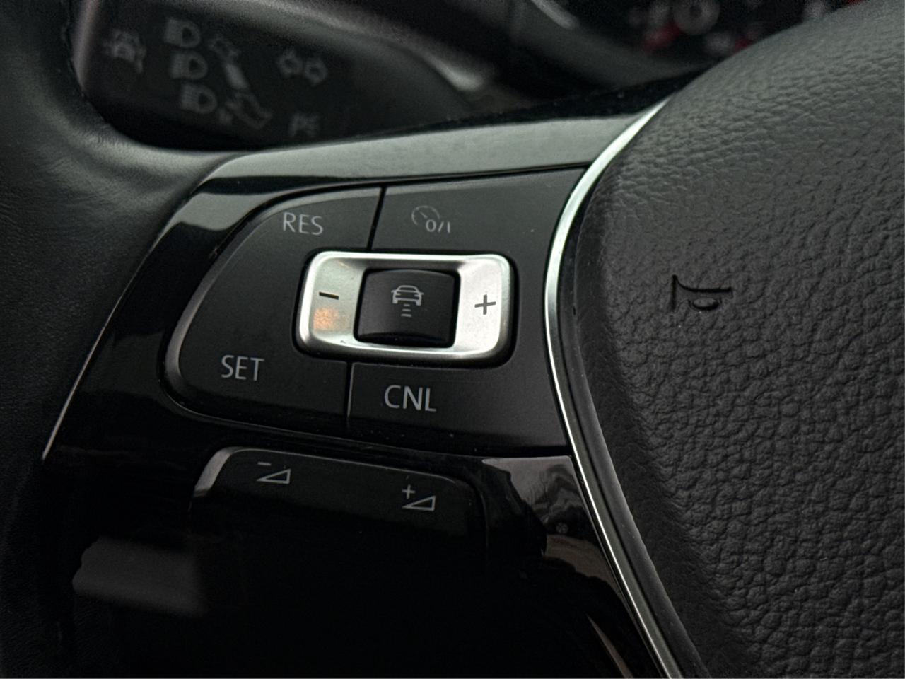 2018 Volkswagen Passat LEATHER SUNROOF HEATED SEATS WE FINANCE ALL CREDIT Photo