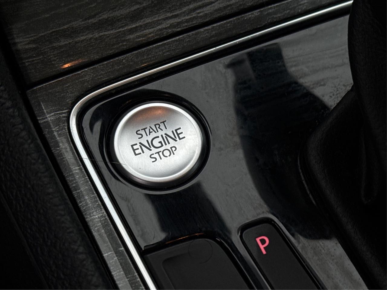 2018 Volkswagen Passat LEATHER SUNROOF HEATED SEATS WE FINANCE ALL CREDIT Photo