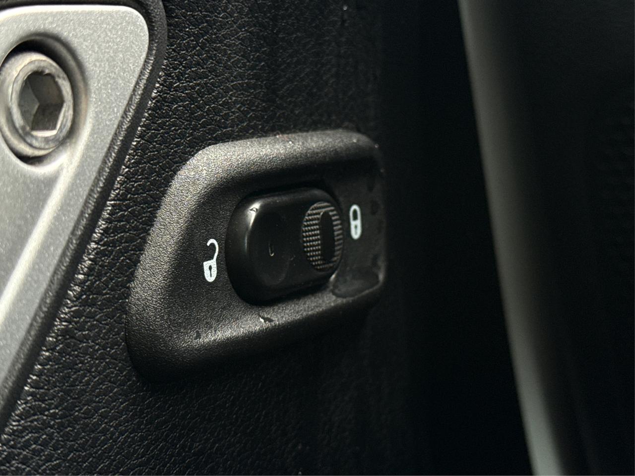 2018 Jeep Wrangler JK Unlimited NAV LOADED 2 TOPS CLEAN WE FINANCE ALL CREDIT! Photo