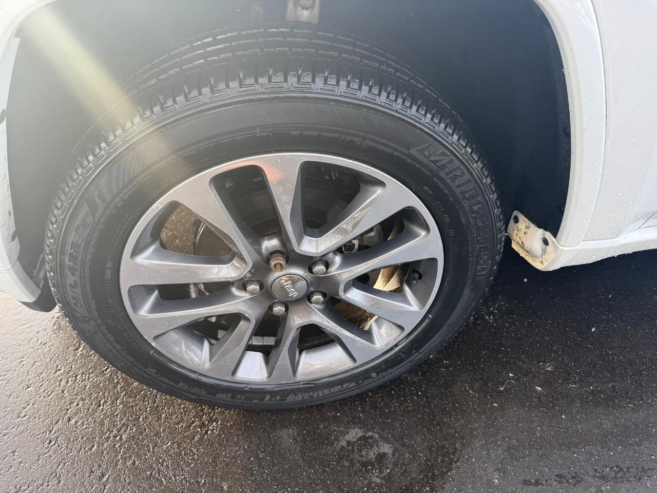 2017 Jeep Grand Cherokee Overland 4dr 4x4 Photo