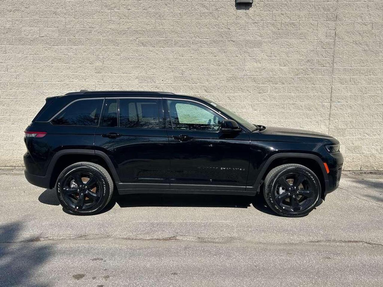 2026 Jeep Grand Cherokee Base 4dr 4x4 Photo3