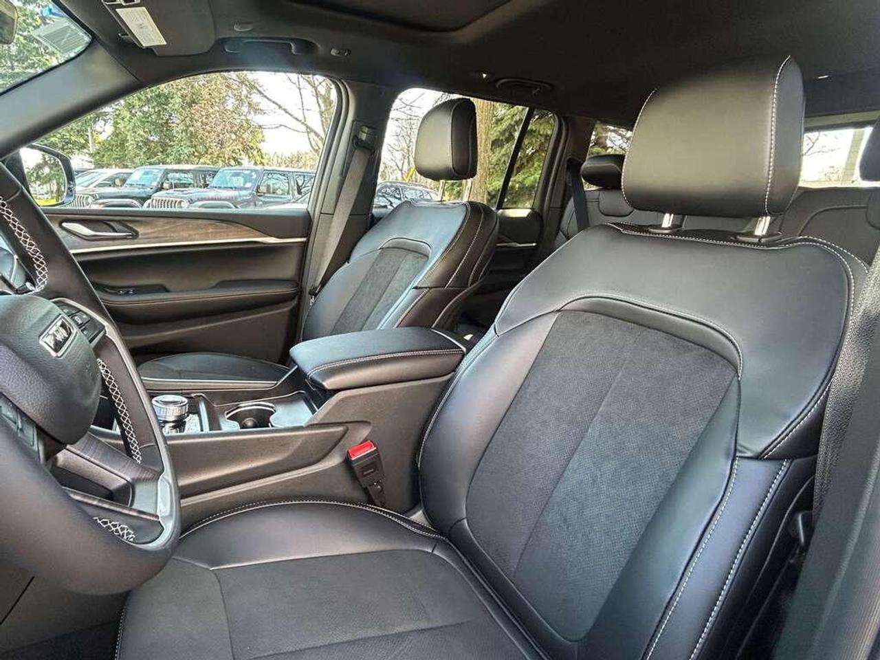 2026 Jeep Grand Cherokee Base 4dr 4x4 Photo