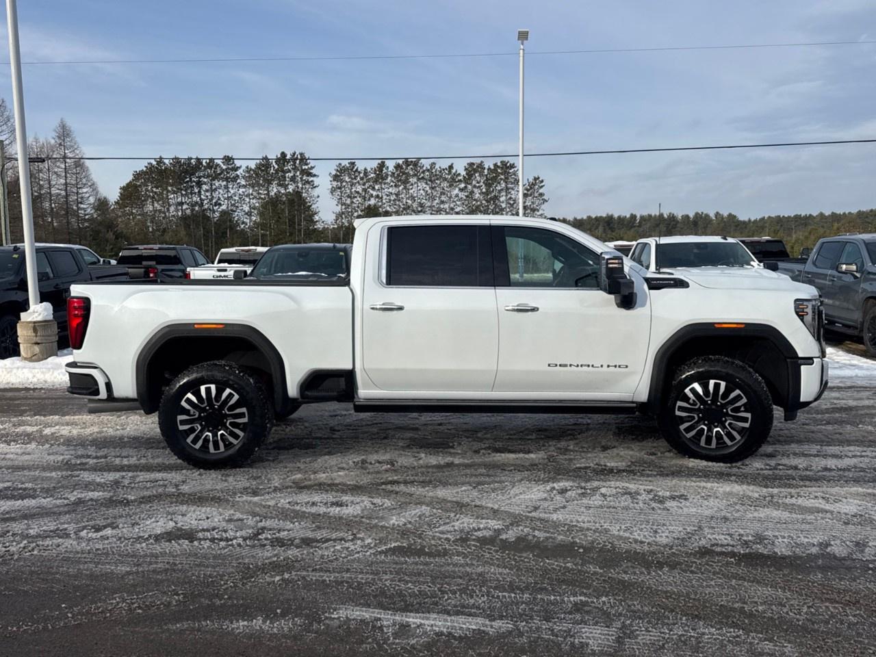 2026 GMC Sierra 3500HD 4WD Crew Cab Standard Box Denali Ultimate Photo2