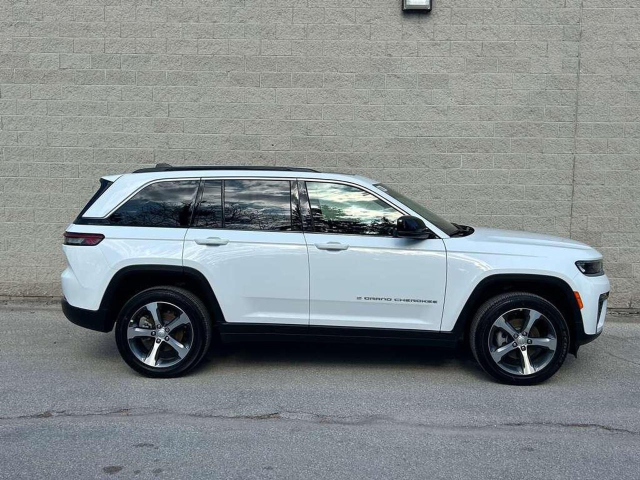 2026 Jeep Grand Cherokee Base 4dr 4x4 Photo3