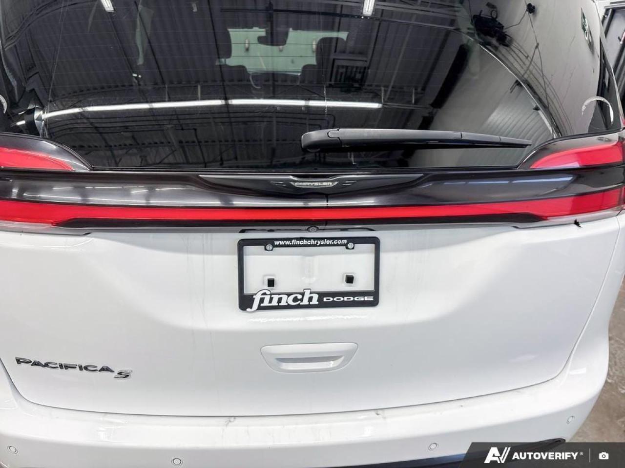 2022 Chrysler Pacifica Touring Front-Wheel Drive Passenger Van Photo