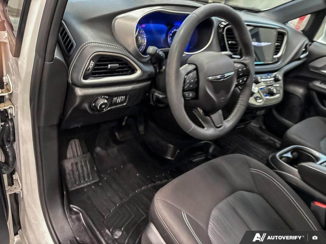 2022 Chrysler Pacifica Touring Front-Wheel Drive Passenger Van Photo