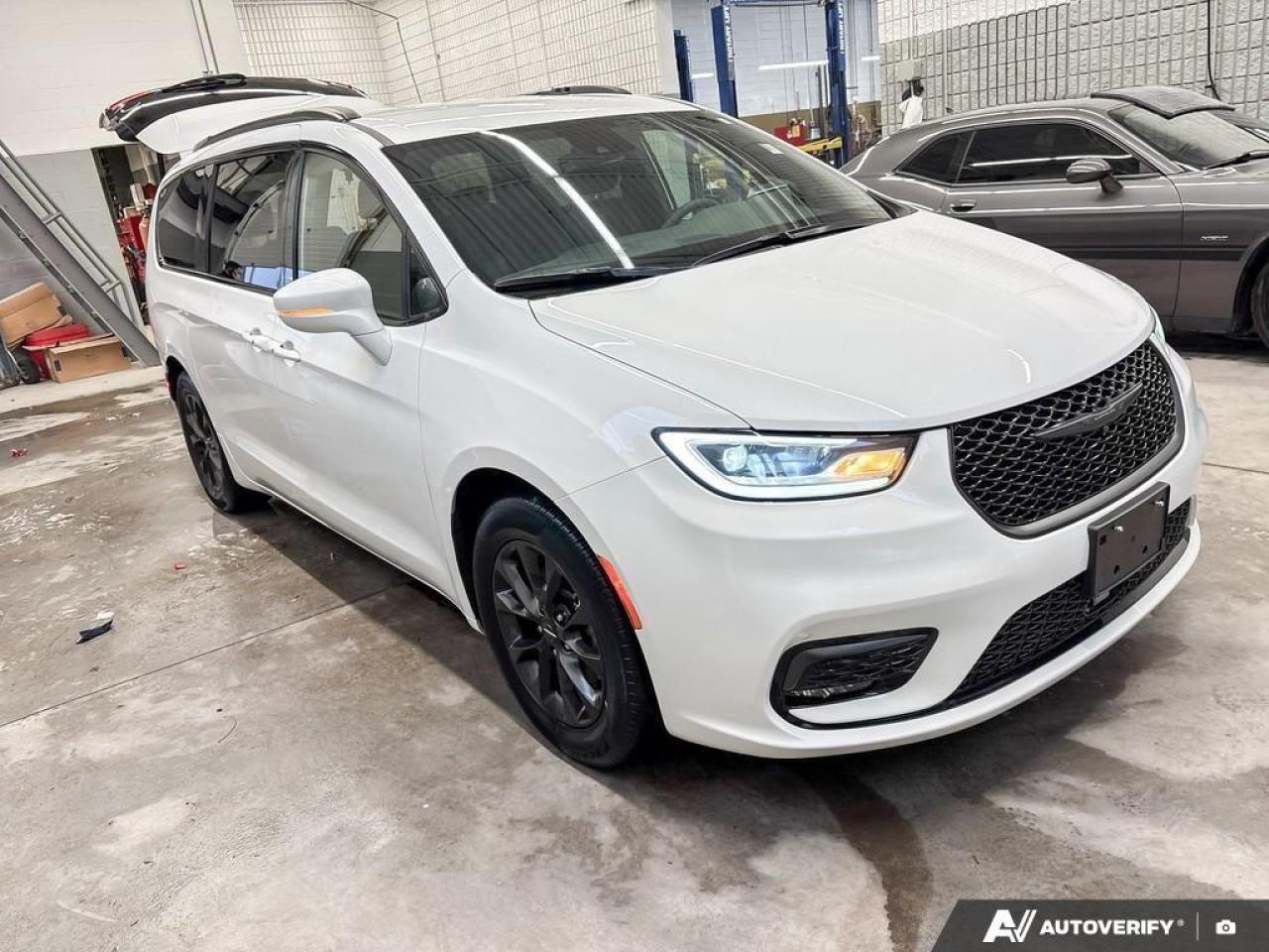 2022 Chrysler Pacifica Touring Front-Wheel Drive Passenger Van Photo