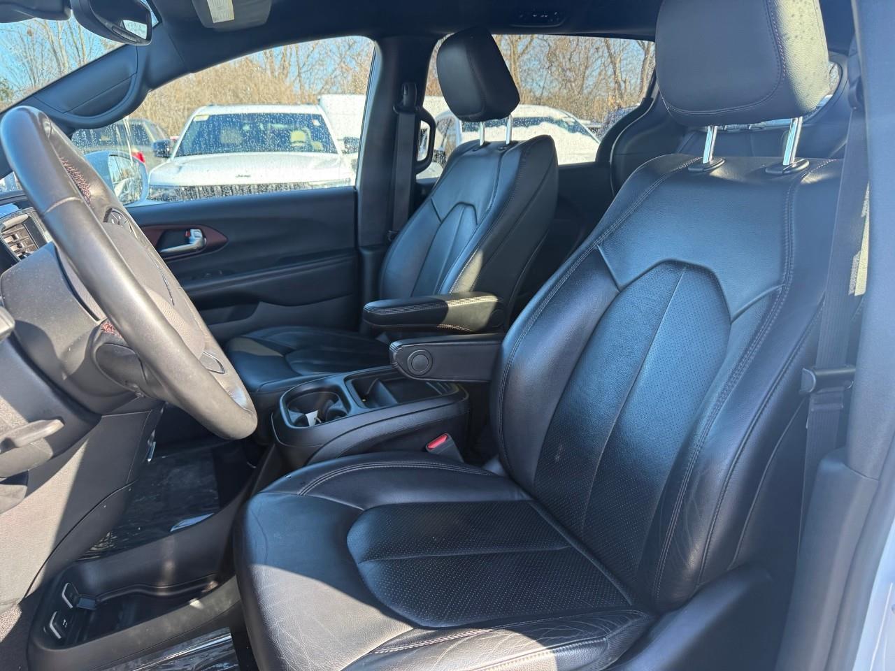 2020 Chrysler Pacifica Touring-L Front-Wheel Drive Passenger Van Photo4