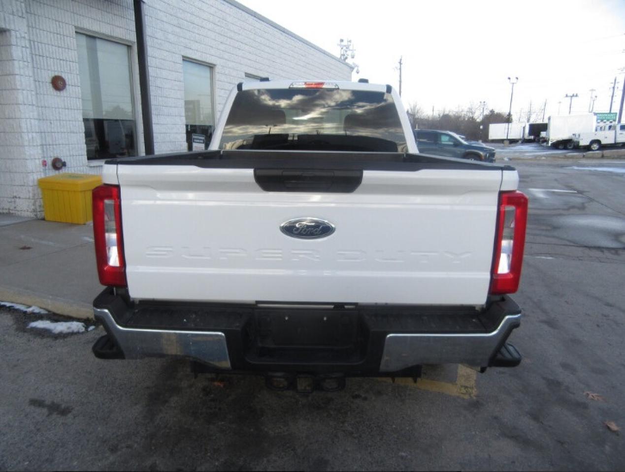 2024 Ford F-350 CREW CAB XLT 4X4 6.8FT BOX Photo3