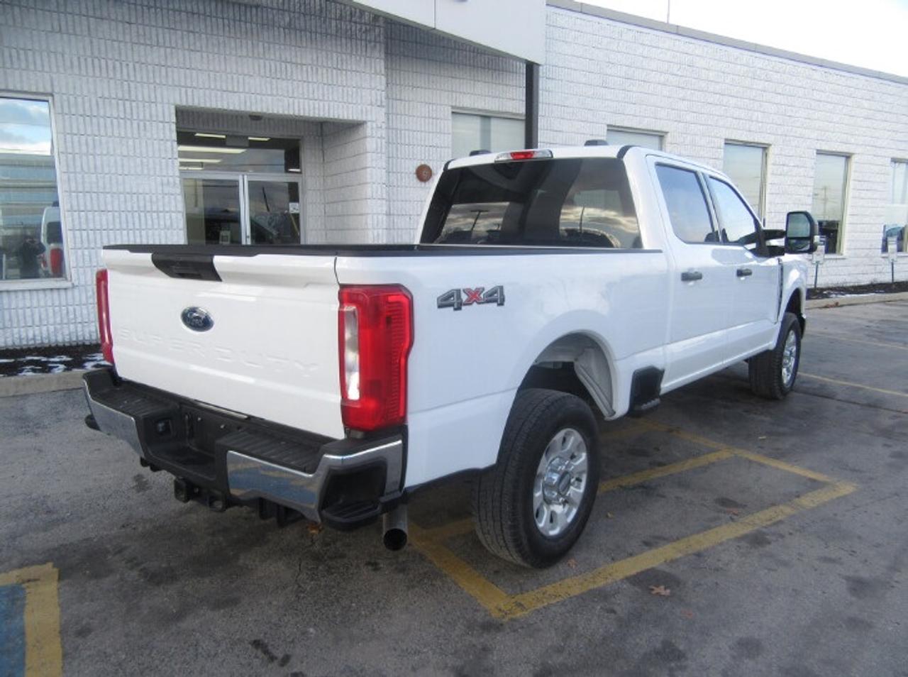 2024 Ford F-350 CREW CAB XLT 4X4 6.8FT BOX Photo2