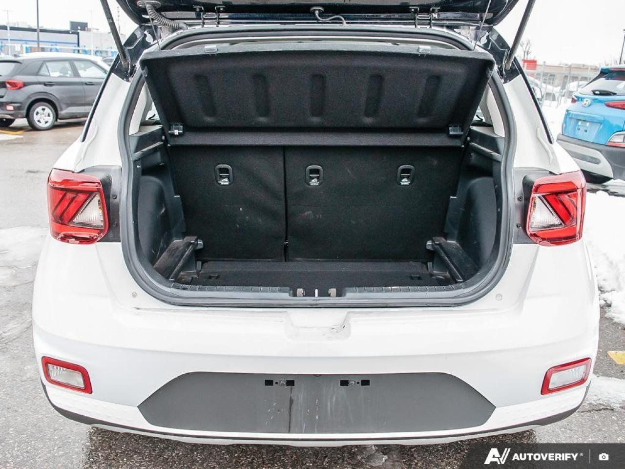 2022 Hyundai Venue Essential w/Two-Tone 4dr Front-Wheel Drive Photo