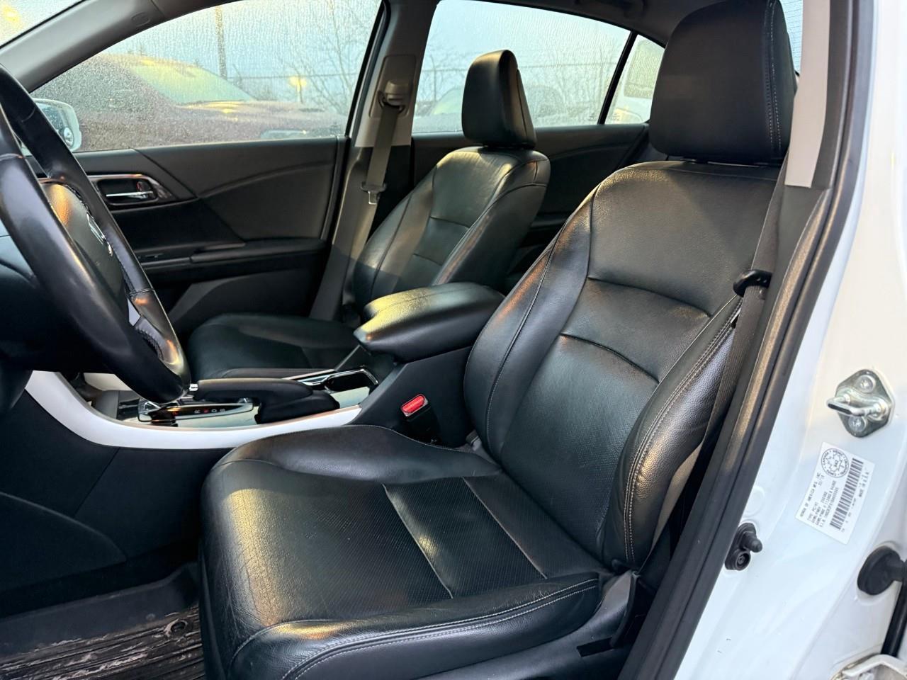 2016 Honda Accord Touring V6 (A6) 4dr Sedan Photo3