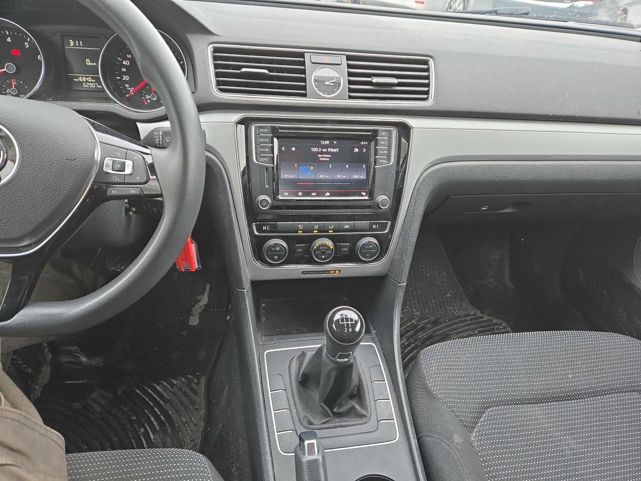 2016 Volkswagen Passat  Photo