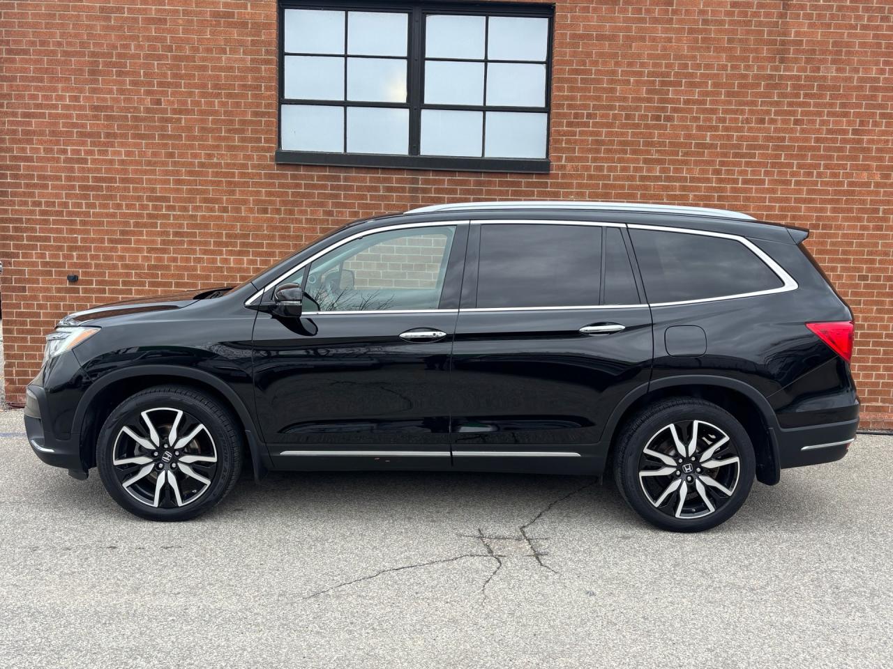 2019 Honda Pilot Touring 8-Passenger AWD Photo2