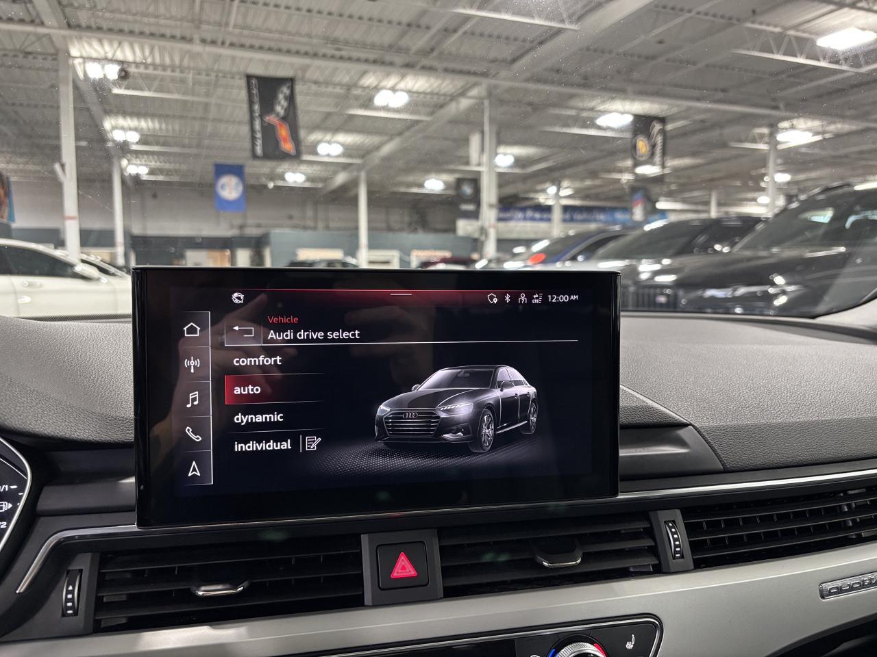 2023 Audi A4 Komfort|QUATTRO|ALLOYS|LEATHER|BACKUPCAM|SUNROOF|+ Photo