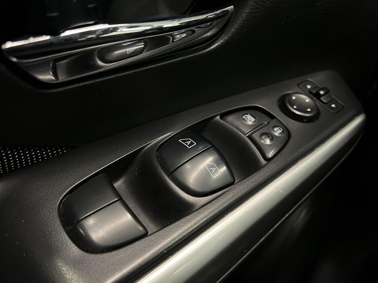 2019 Nissan Kicks SV | HTD SEATS | CARPLAY | REAR CAM | 17IN ALLOYS Photo