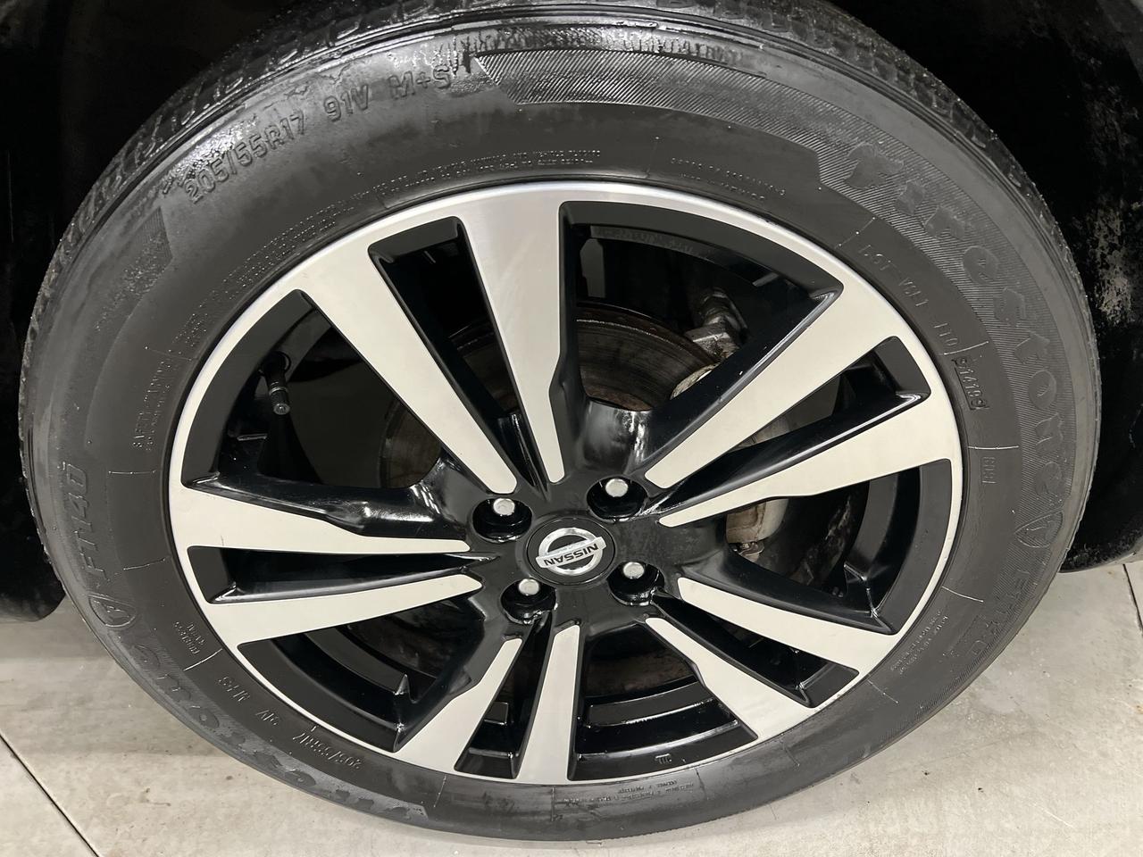2019 Nissan Kicks SV | HTD SEATS | CARPLAY | REAR CAM | 17IN ALLOYS Photo