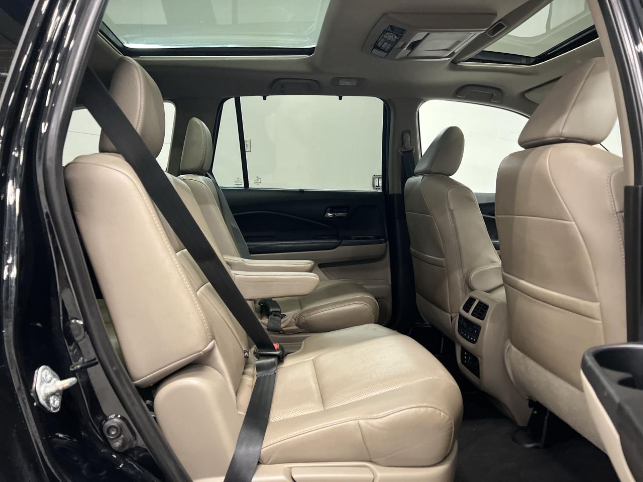 2016 Honda Pilot TOURING AWD | 7-PASS | HTD LEATHER | SUNROOF | DVD Photo