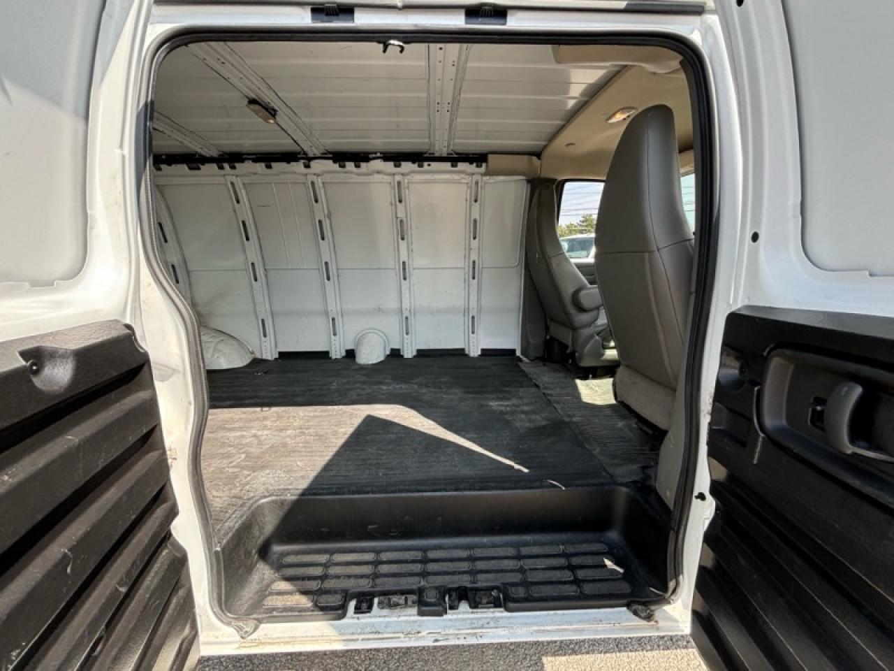 2021 Chevrolet Express Cargo Van WT RWD 2500 155  v8 6.6L|top racks|rear glass Photo