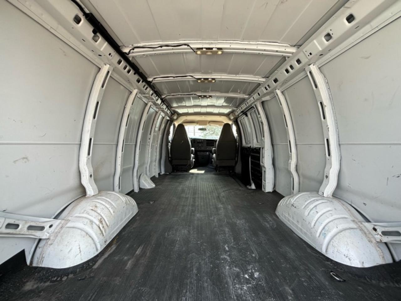 2021 Chevrolet Express Cargo Van WT RWD 2500 155  v8 6.6L|top racks|rear glass Photo