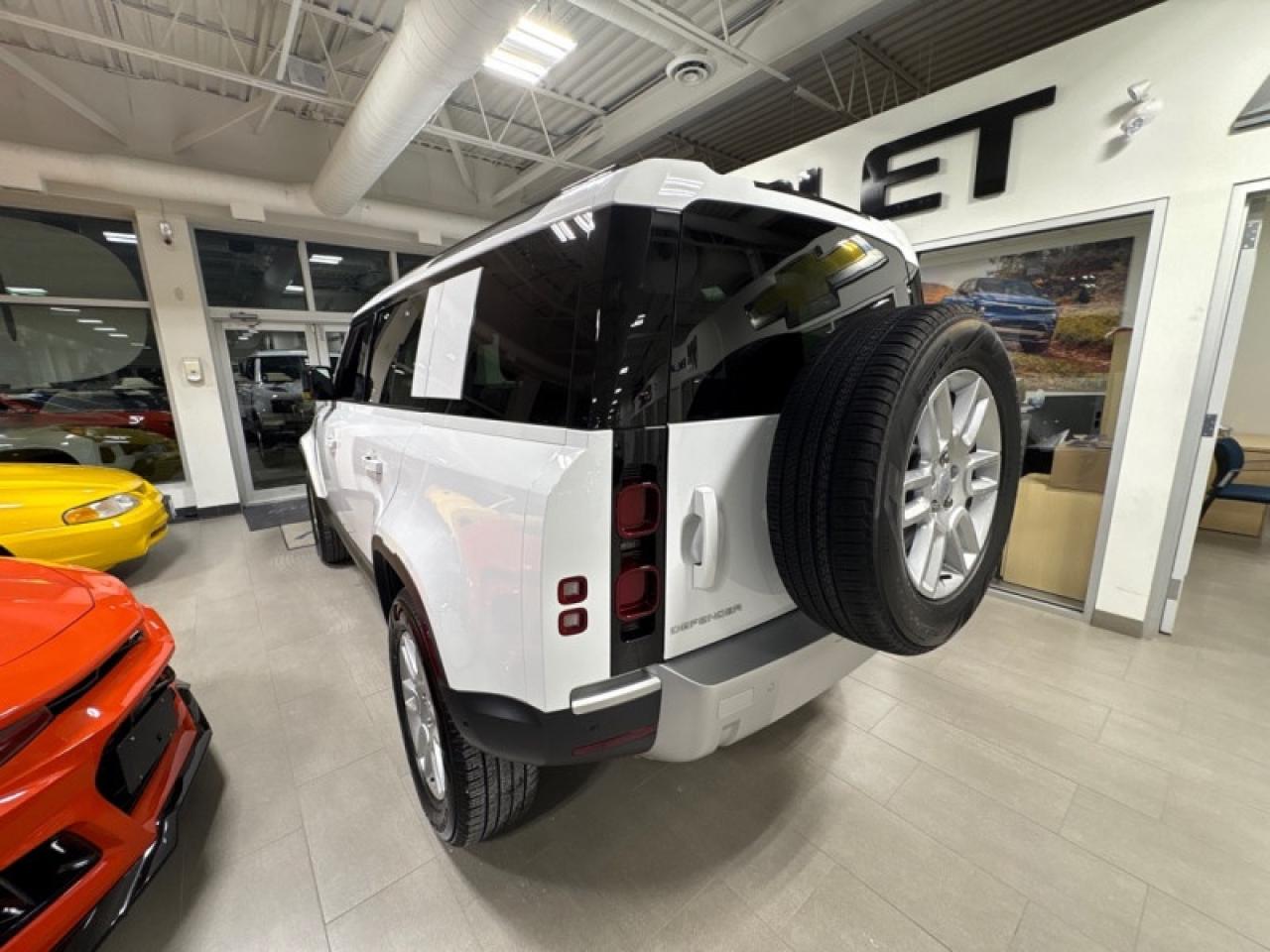 2025 Land Rover Defender 110 P300 S  PANO ROOF|MERIDIAN SOUND| 3D CAMERA Photo