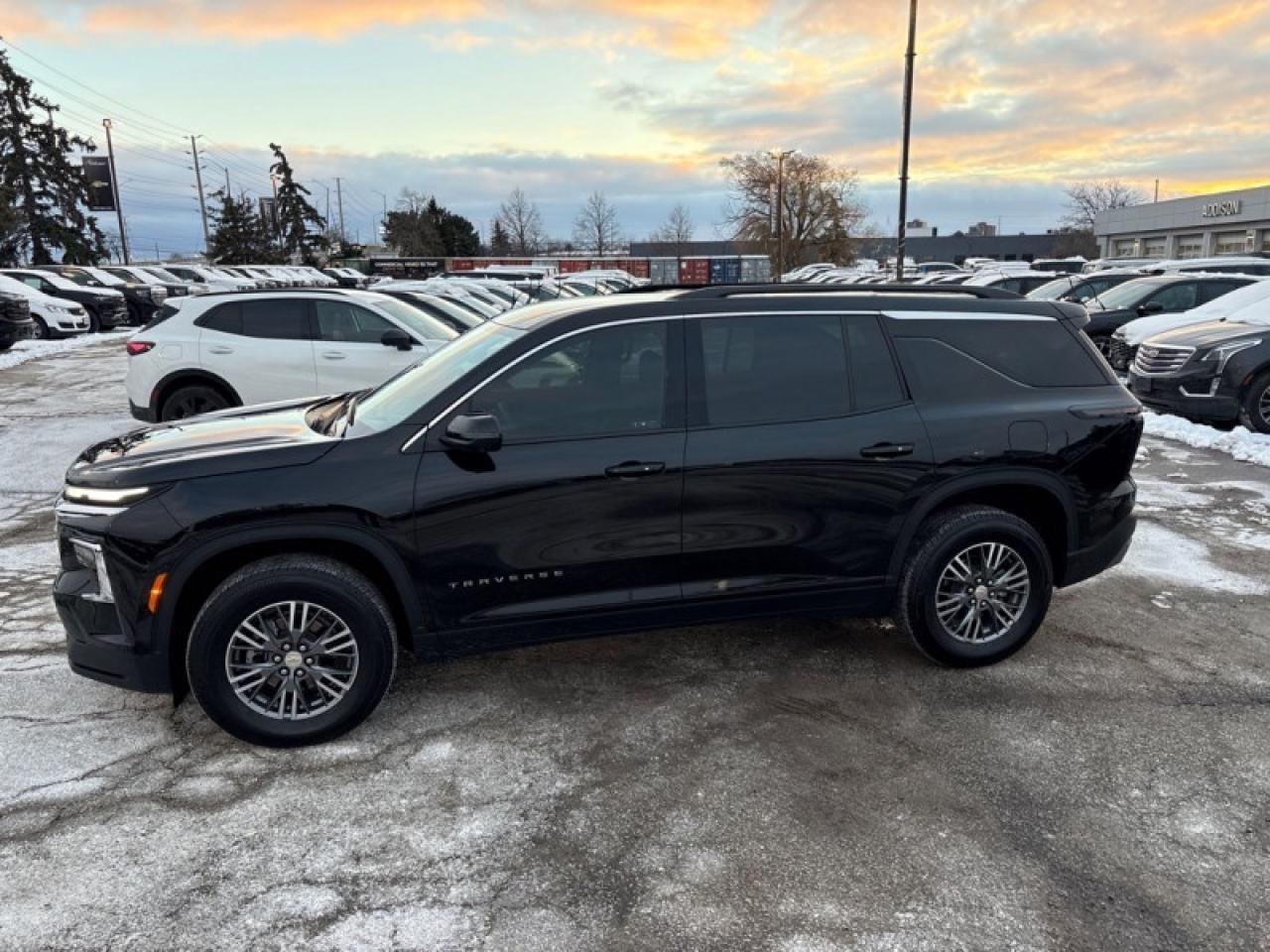 2024 Chevrolet Traverse LT  LIKE NEW 2LT Photo3