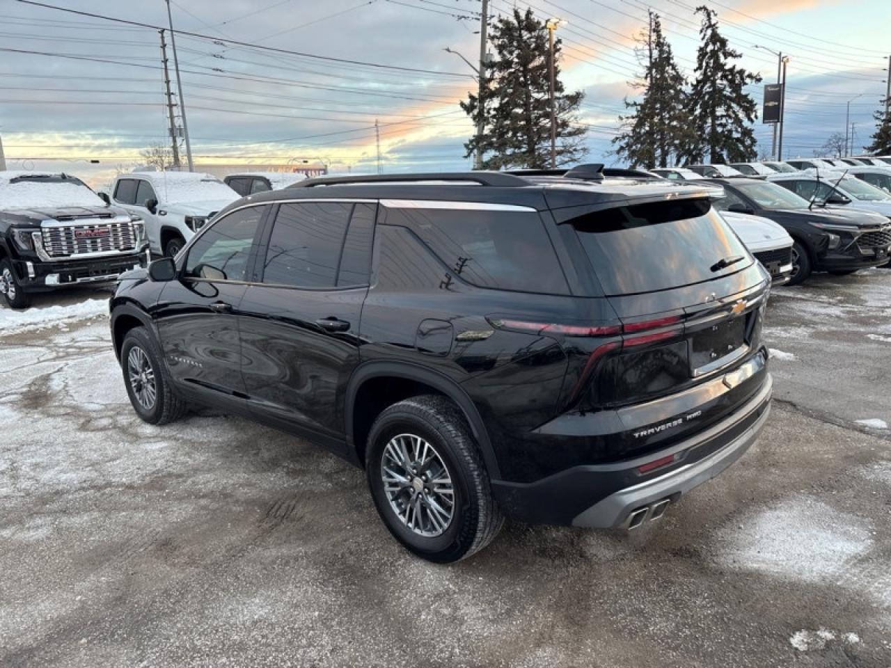2024 Chevrolet Traverse LT  LIKE NEW 2LT Photo