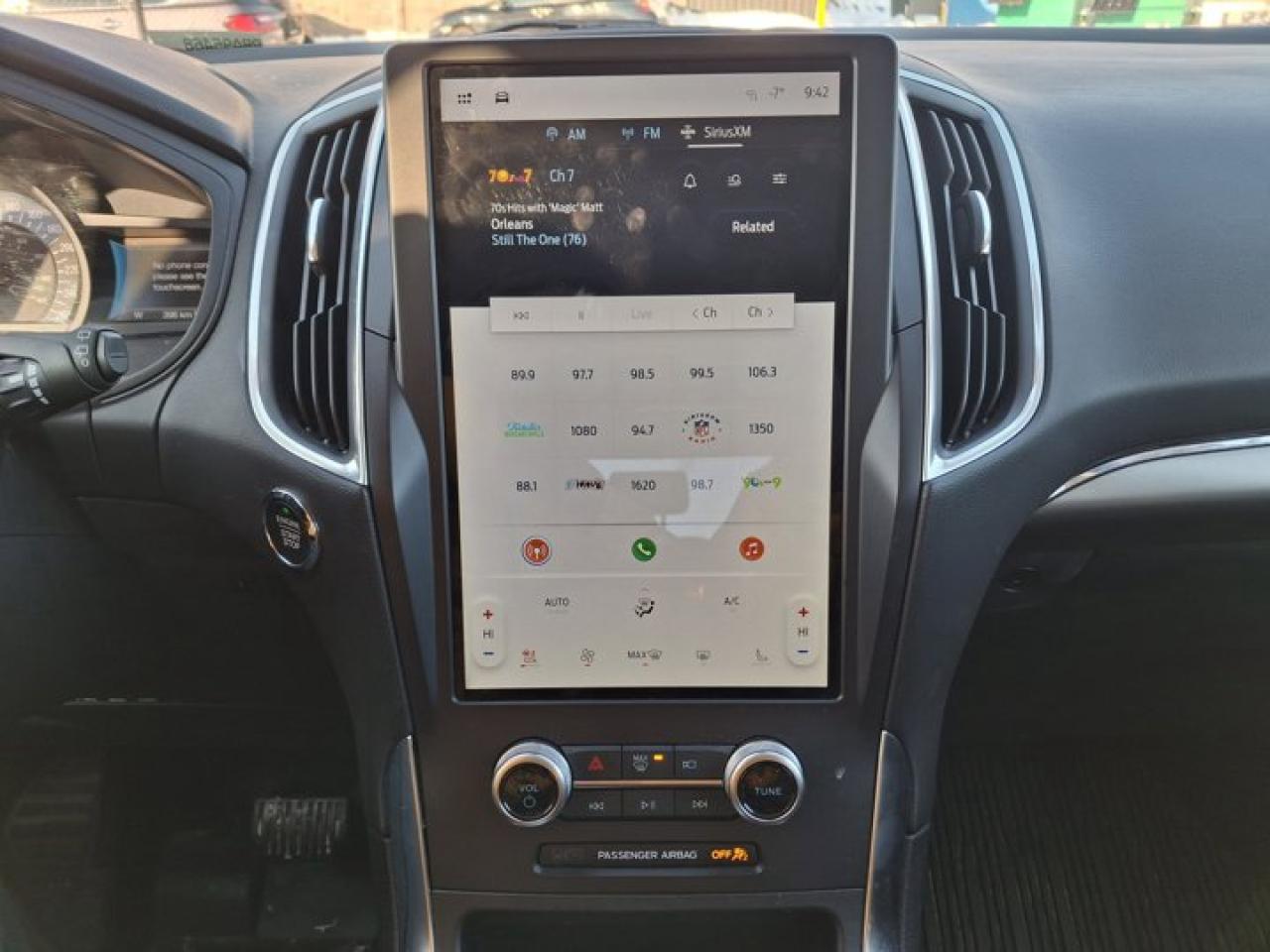 2024 Ford Edge Titanium AWD | Leather | Pano Roof | Heated Wheel + Seats | CarPlay + Android | Rear Cam & More ! Photo3