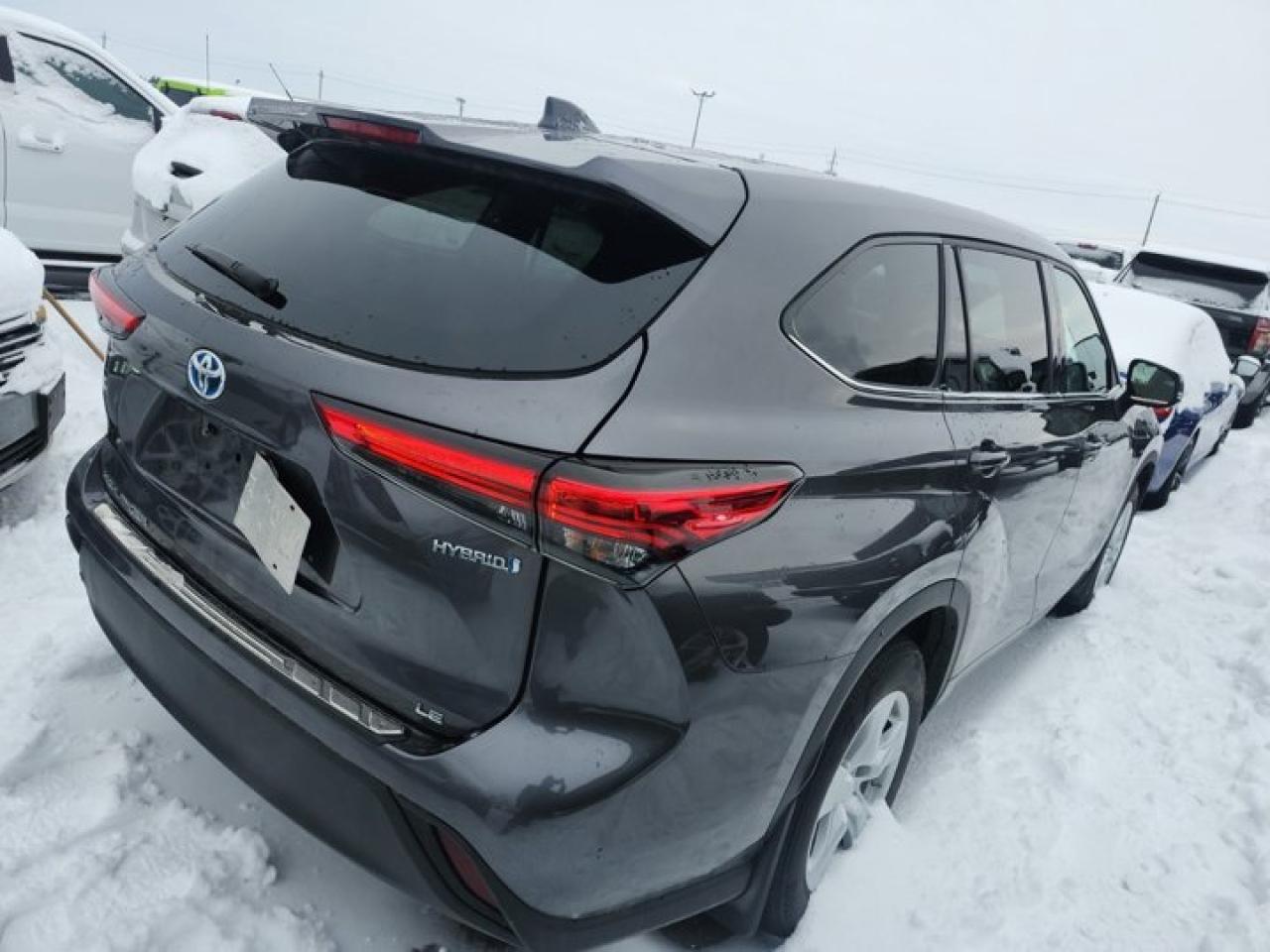 2022 Toyota Highlander Hybrid LE AWD | Carplay and Android Auto | Blindspot Monitor | Radar Cruise Control | and More ! Photo